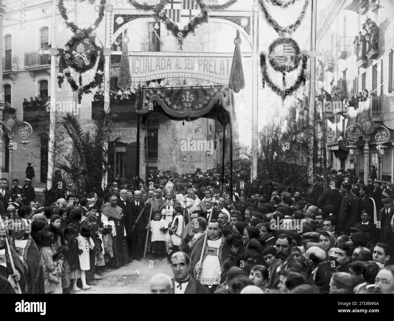 03/31/1917. Le feste del Santo Cristo a Igualada. Ingresso del Vescovo di Vich, Dr. Muñoz, in occasione della sua recente visita pastorale e per partecipare a vari atti religiosi. Crediti: Album / Archivo ABC / Josep Brangulí Foto Stock