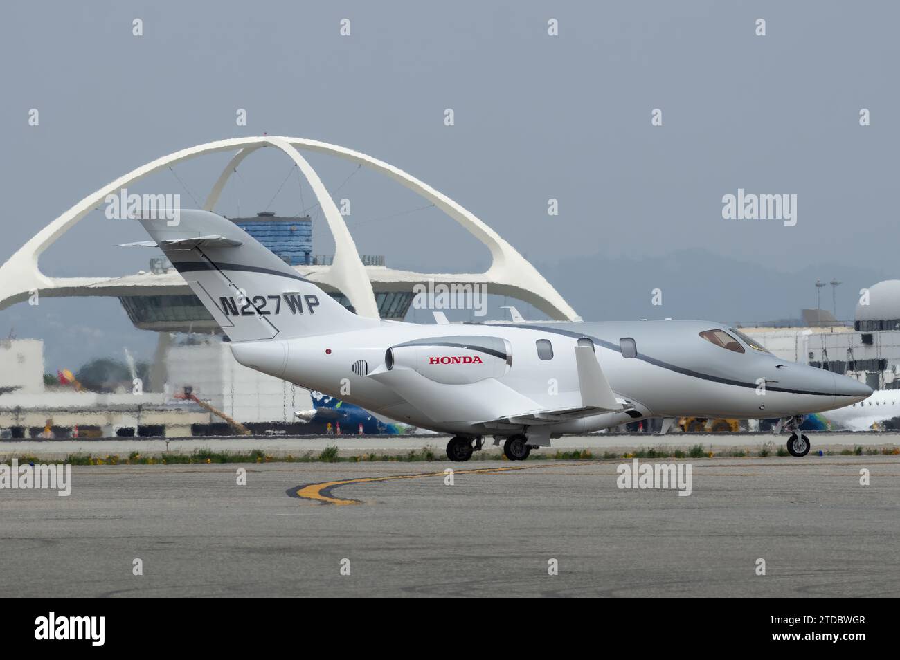 Honda ha-420 HondaJet con registrazione N227WP ha mostrato rullaggio al LAX, Aeroporto Internazionale di Los Angeles, presso il Theme Building. Foto Stock