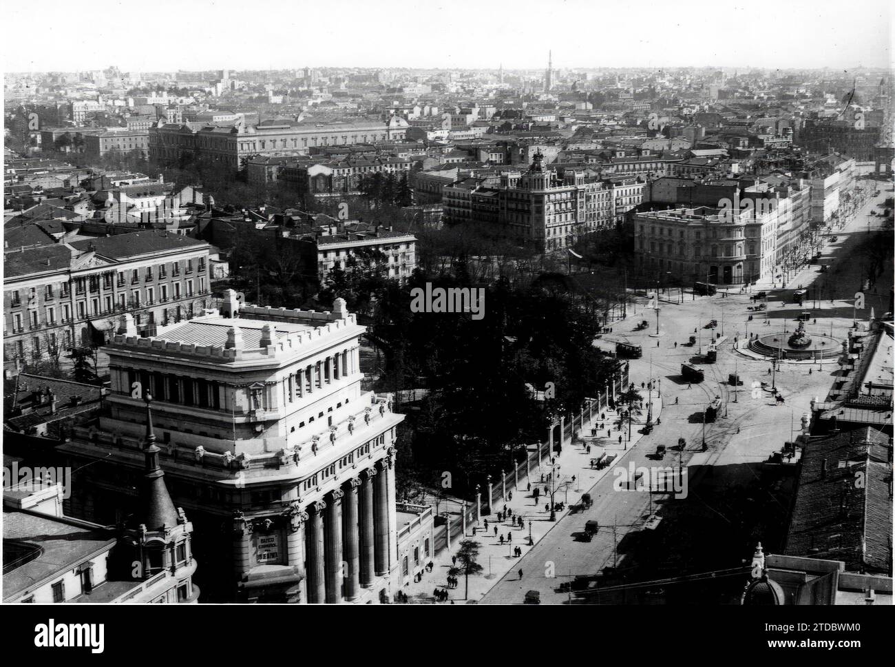 Madrid. 1920-1930. Vista aerea di via Alcalá. Crediti: Album / Archivo ABC Foto Stock