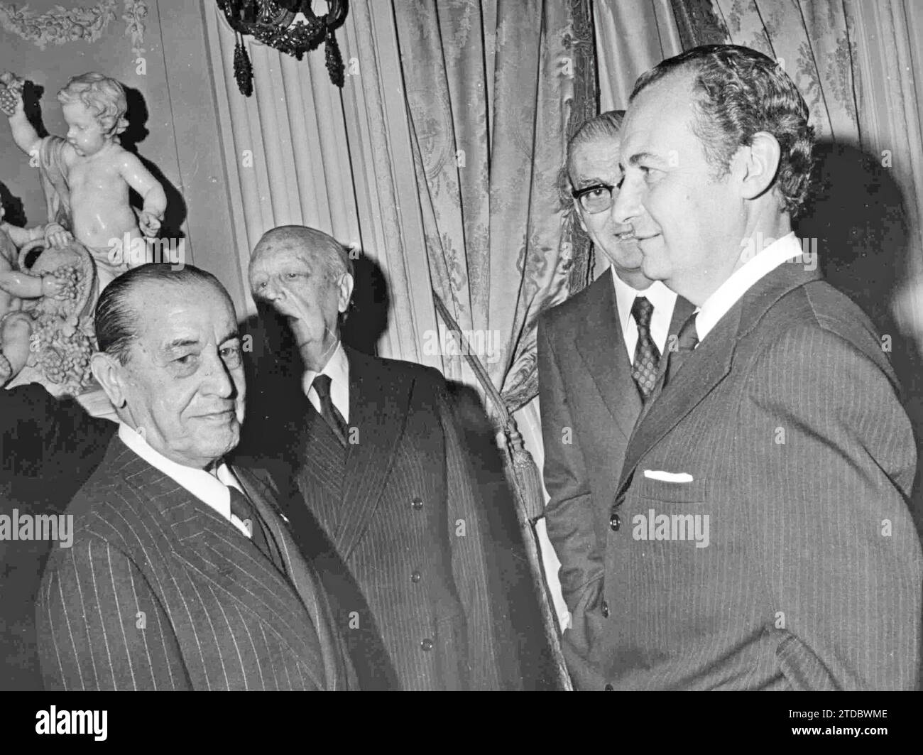 02/10/1975. L'ambasciatore brasiliano in Spagna, Pereira Guilhon, ha conferito al Ministro del commercio, Nemesio Fernández Cuesta, l'insegna dell'ordine di Cruzeiro do sul per il suo lavoro a favore delle relazioni tra i due paesi. Crediti: Album / Archivo ABC / Luis Alonso Foto Stock