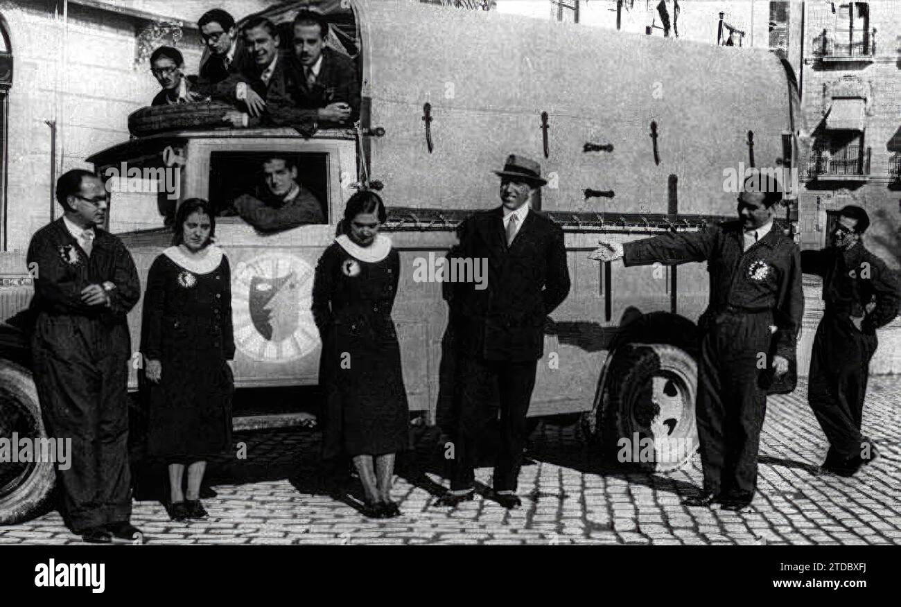Alicante, maggio 1932. Federico García Lorca, secondo da destra, e Eduardo Ugarte, a sinistra, con il gruppo la Barraca. García Lorca presenta Pedro Salinas con un gesto, davanti a Isabel García Lorca, Laura de Los Ríos, Arturo Ruiz Castillo, Emilio Garrigues, Pedro M. González Quijano e altri collaboratori del gruppo. Crediti: Album / Archivo ABC / Juan Guerrero Ruiz Foto Stock
