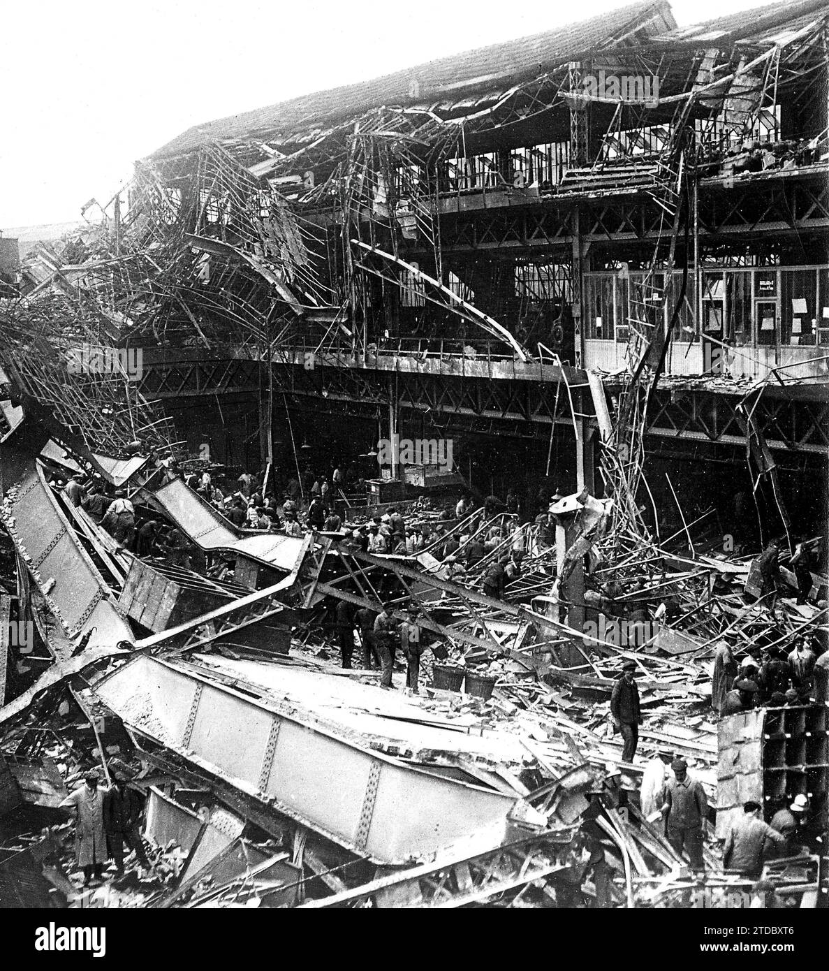 05/31/1917. Una terribile catastrofe in Francia. Il primo intervento di salvataggio nell'affondamento della Renault Automobile and Airplane Factory a Boulogne. Crediti: Album / Archivo ABC / M. Rol Foto Stock