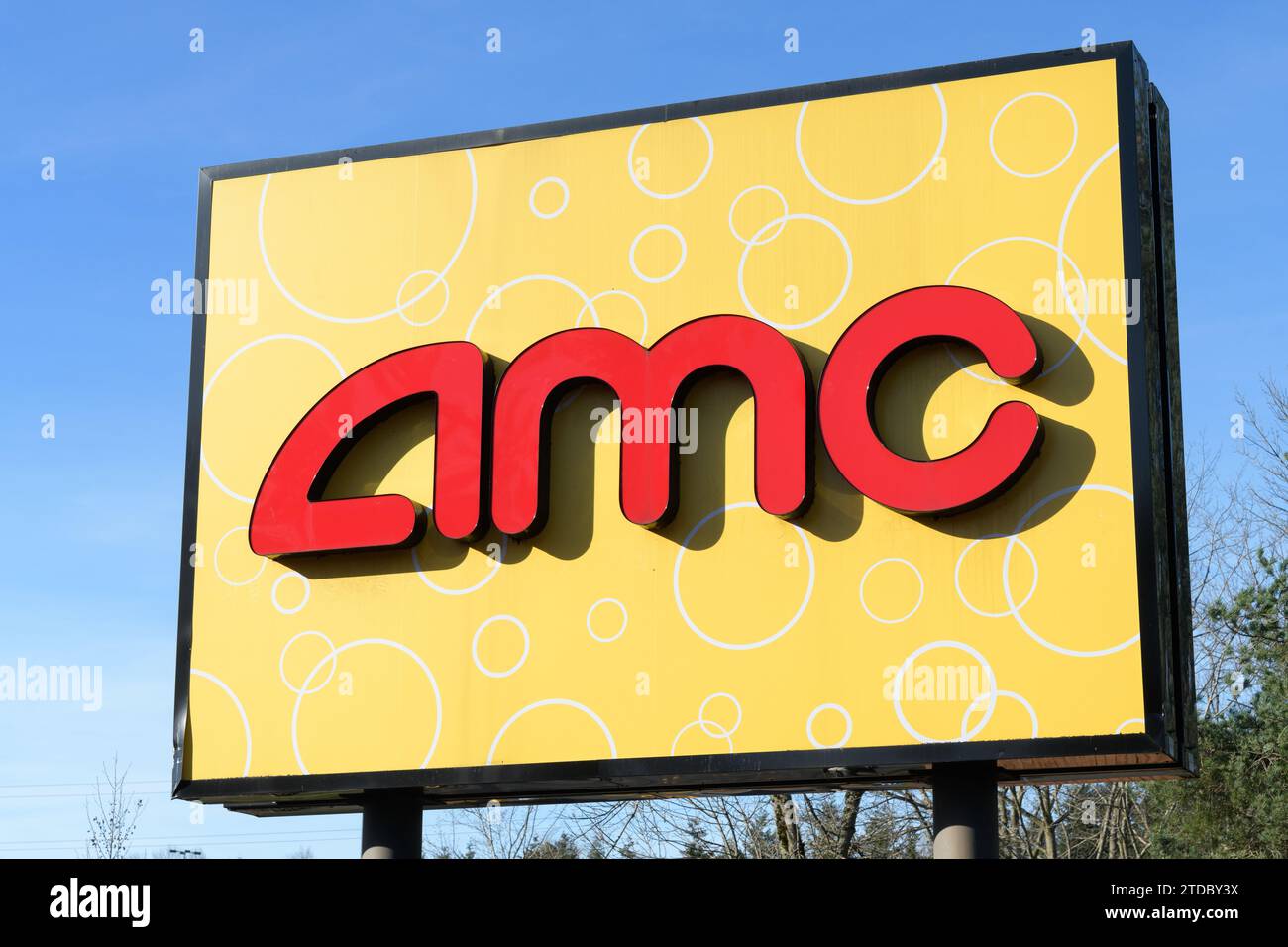 Bellevue, Washington, USA - 12 febbraio 2023; firma per il cinema AMC con testo rosso su sfondo giallo Foto Stock