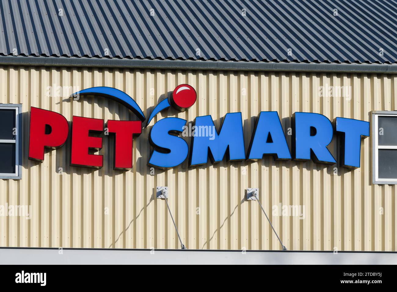 Bellevue, Washington, USA - 12 febbraio 2023; cartello PetSmart su un edificio in metallo per il superstore di animali domestici Foto Stock