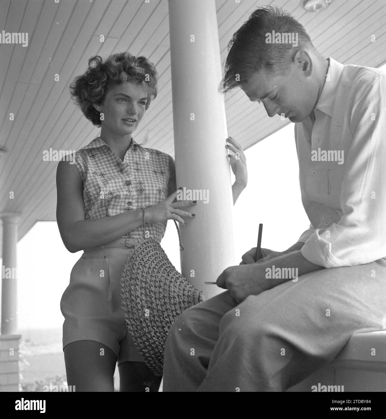 HYANNIS PORT, MA - Giugno 1953: Jacqueline Bouvier è intervistato per una rivista Life storia mentre in vacanza presso il Kennedy composto nel giugno 1953 in Hyannis Port, Massachusetts. (Foto di Hy Peskin) Foto Stock