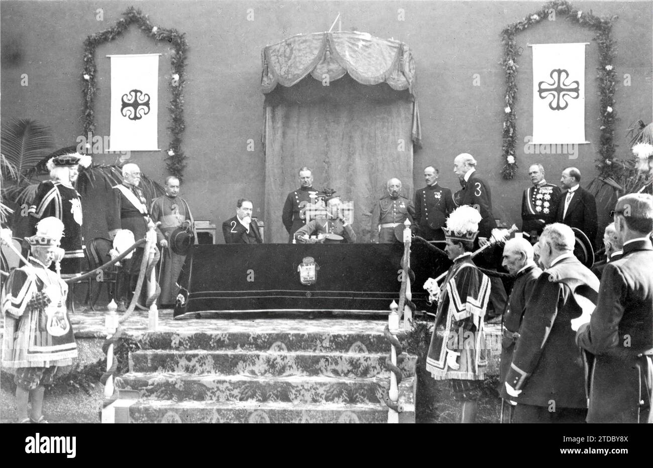 07/31/1916. Il viaggio del re a Vitoria. Il Sig. Alfonso XII (1), con il Ministro dell'istruzione pubblica, Sig. Burell (2), alla presidenza del concorso dei lavoratori, ascoltando il discorso del Sig. Eduardo dato. Crediti: Album / Archivo ABC / Ramón Alba Foto Stock