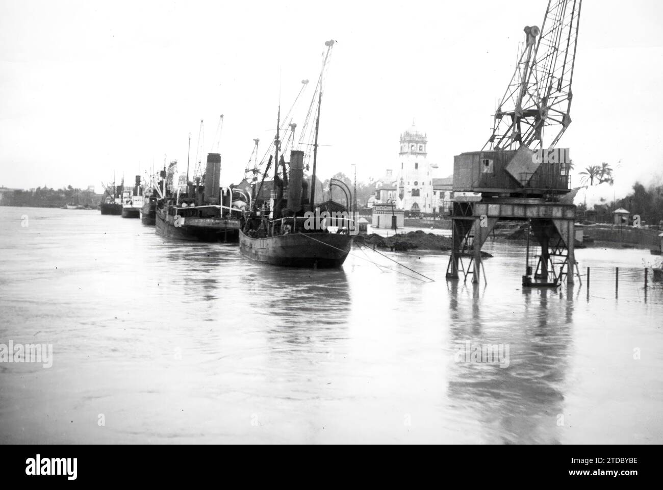 Siviglia, 03/05/1947. Traboccamento del fiume Guadalquivir. Aspetto del molo delle delizie. Crediti: Album / Archivo ABC / Cecilio Sánchez del Pando Foto Stock