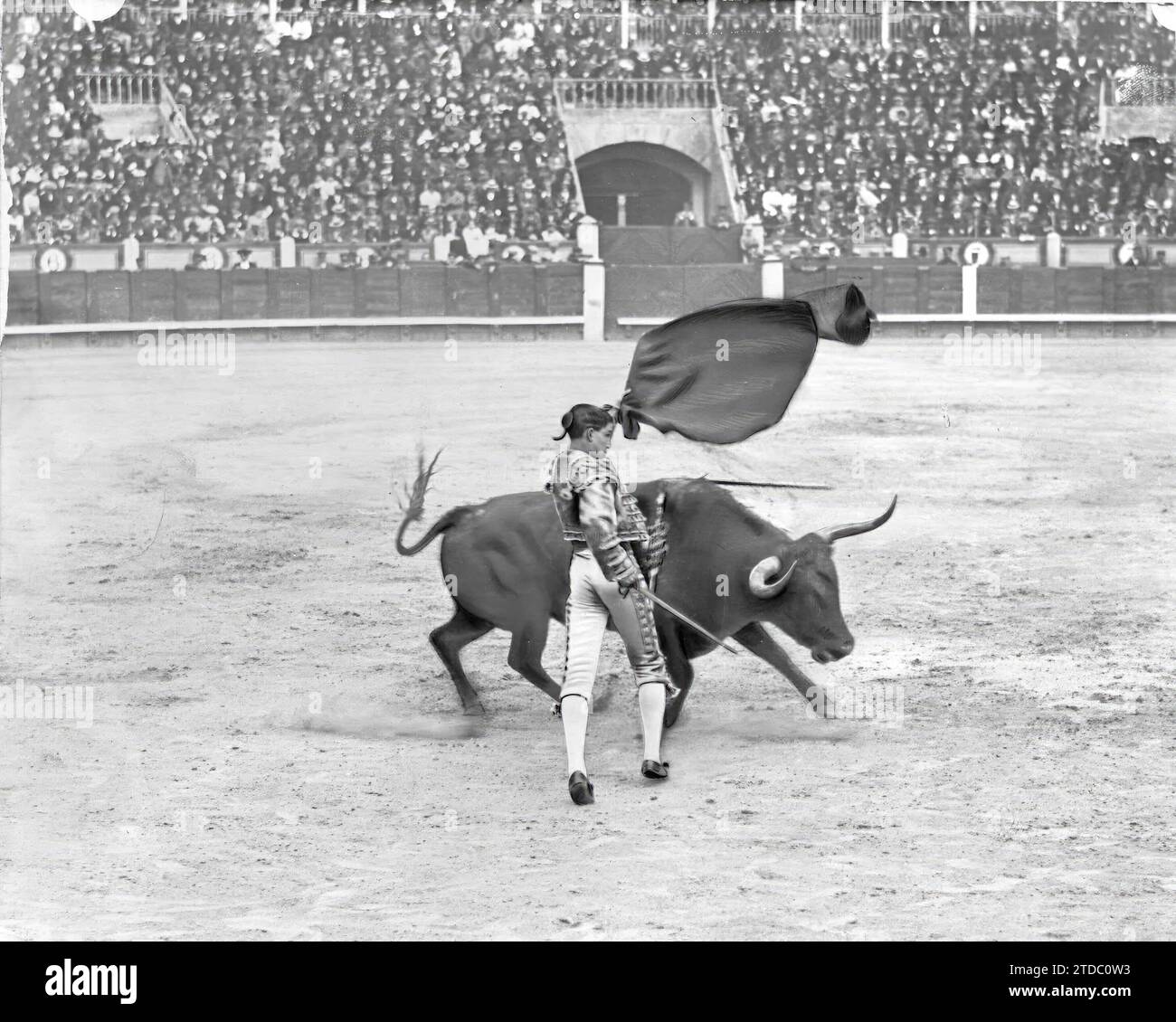 Madrid, 30/05/1914. Gallito dà al suo primo toro un passaggio al torace durante la Press Run. Crediti: Album / Archivo ABC / Ramón Alba Foto Stock