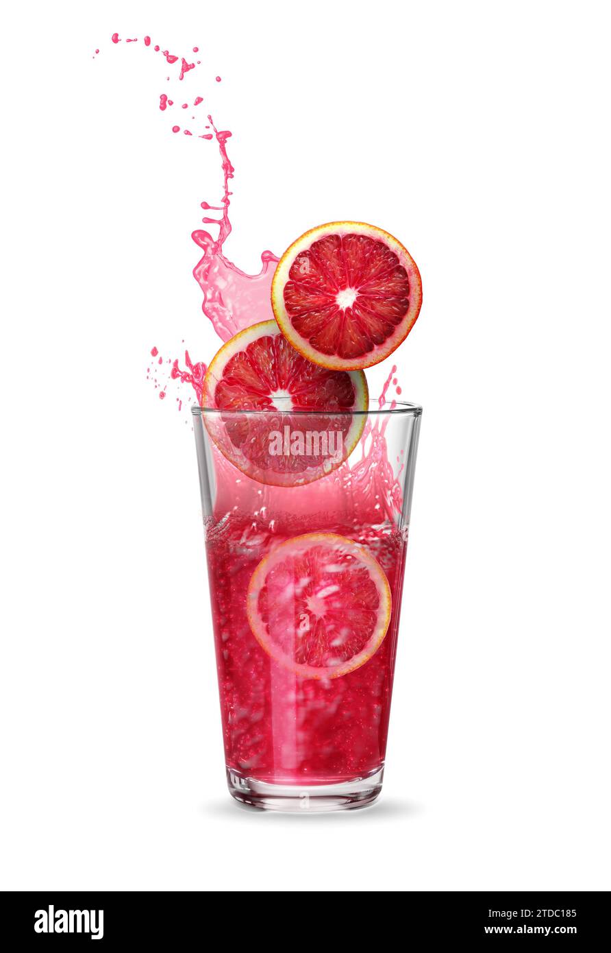 Succo d'arancia rosso fresco che spruzza dal vetro su sfondo bianco Foto Stock