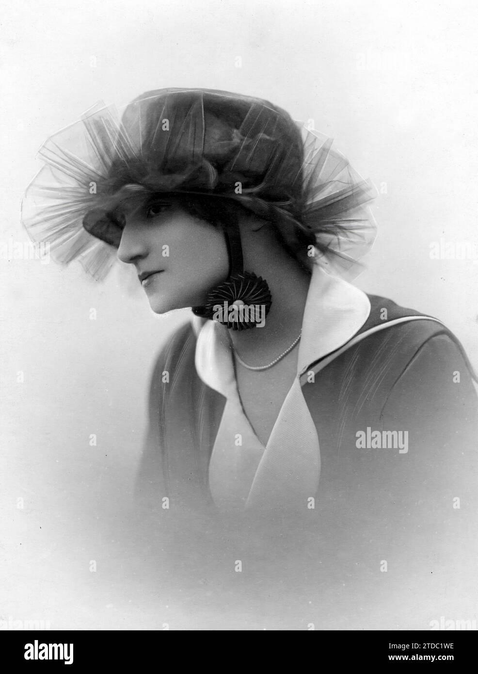 04/30/1918. Cappello in tulle nero, con finiture in velluto. Modello di casa Amelie. Crediti: Album / Archivo ABC / Henri Manuel Foto Stock