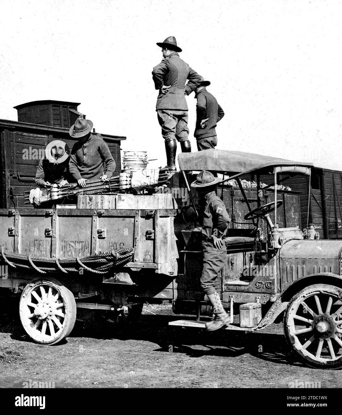 05/31/1918. Nordamericani in Francia. Scarico di un treno che trasportava un'importante spedizione di armi per i soldati yankee. Crediti: Album / Archivo ABC / Louis Hugelmann Foto Stock