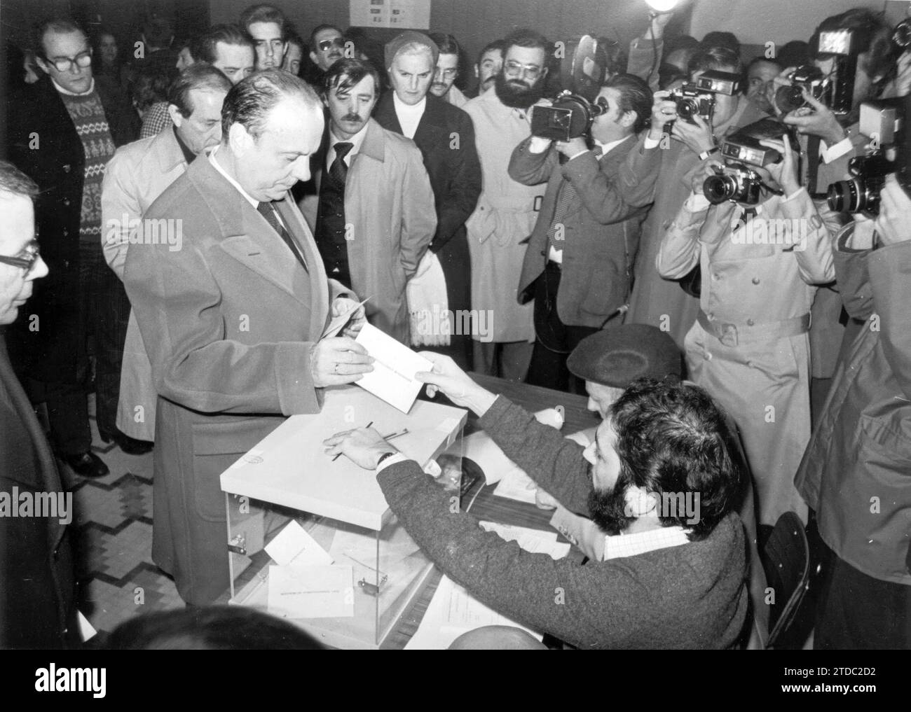 Madrid, 12/06/1978. Manuel Fraga al momento della votazione sul referendum sulla Costituzione. Crediti: Album / Archivo ABC / José García Foto Stock
