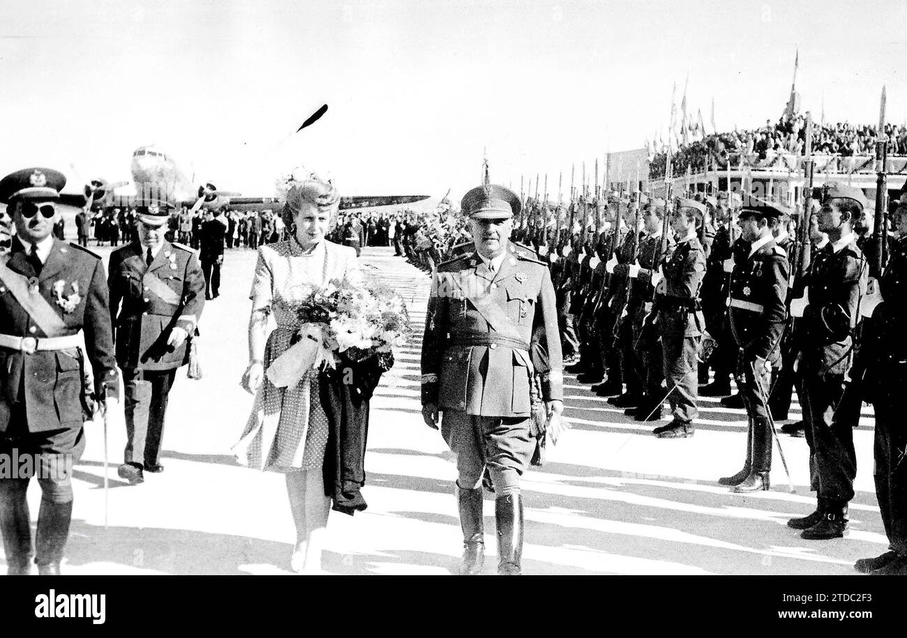 Madrid, 15/06/1947. Eva Duarte, insieme a Franco, rivede le forze dell'aviazione, che hanno pagato gli onori al loro addio. Crediti: Album / Archivo ABC / Virgilio muro Foto Stock
