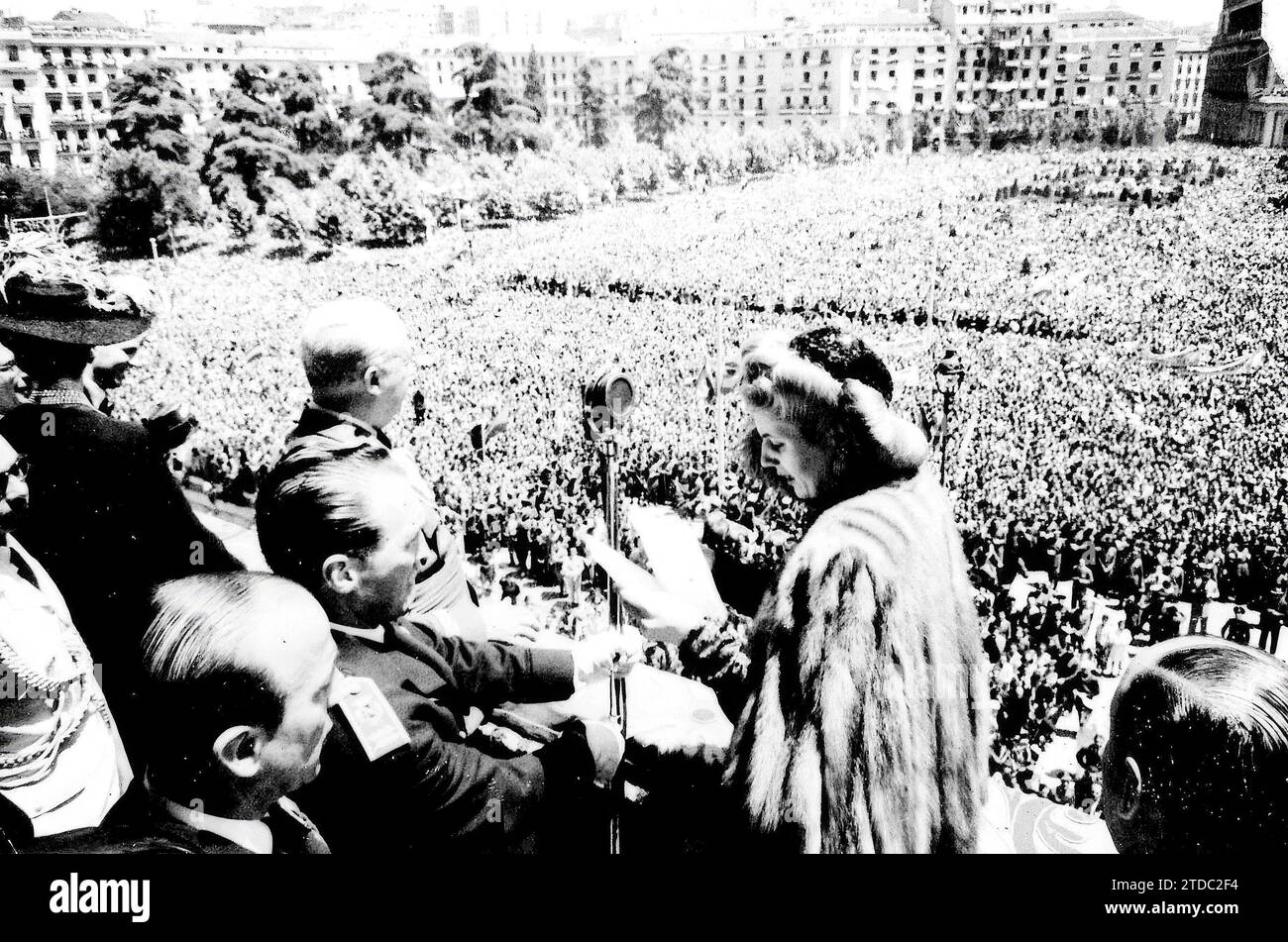 06/08/1947. Eva Duarte Perón, moglie del presidente argentino, è acclamata dal popolo di Madrid. Crediti: Album / Archivo ABC Foto Stock