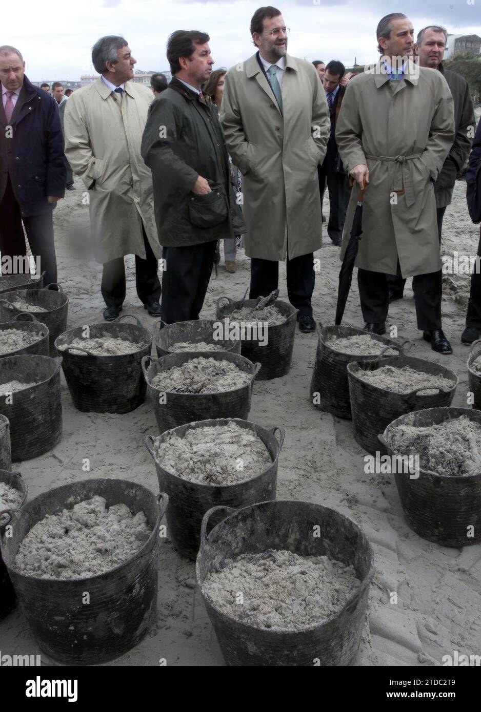 La Coruña, 19/11/2002. Visita di Mariano Rajoy nella zona colpita dalla fuoriuscita di petrolio sulla Costa da morte. Foto: Jaime García. ARCHDC. Crediti: Album / Archivo ABC / Jaime García Foto Stock