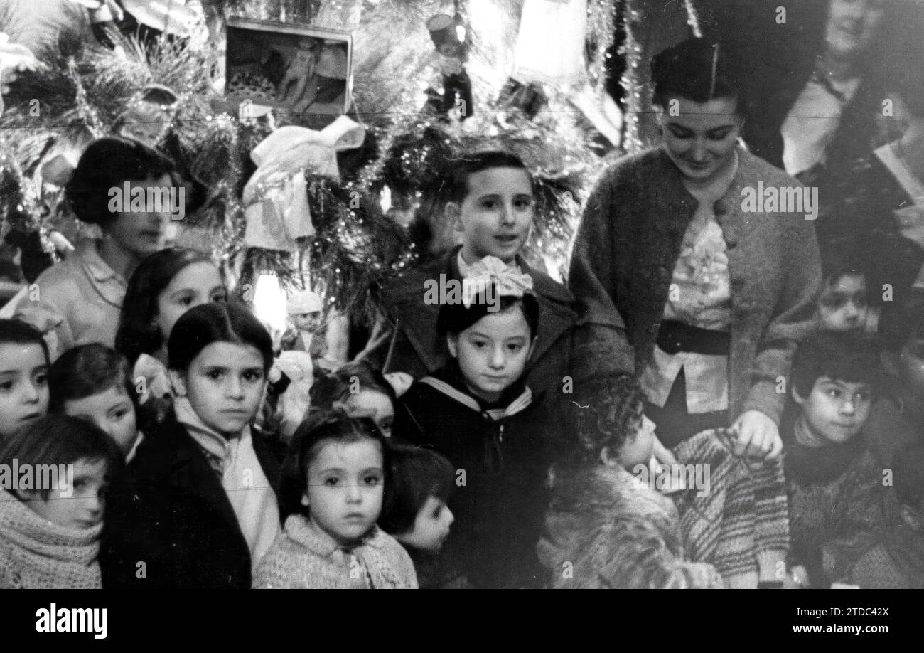 01/05/1936. Distribuzione di snack, giocattoli e vestiti ai bambini poveri, da parte delle signore della residenza in occasione della festa dei tre Re. Crediti: Album / Archivo ABC / José Díaz Casariego Foto Stock