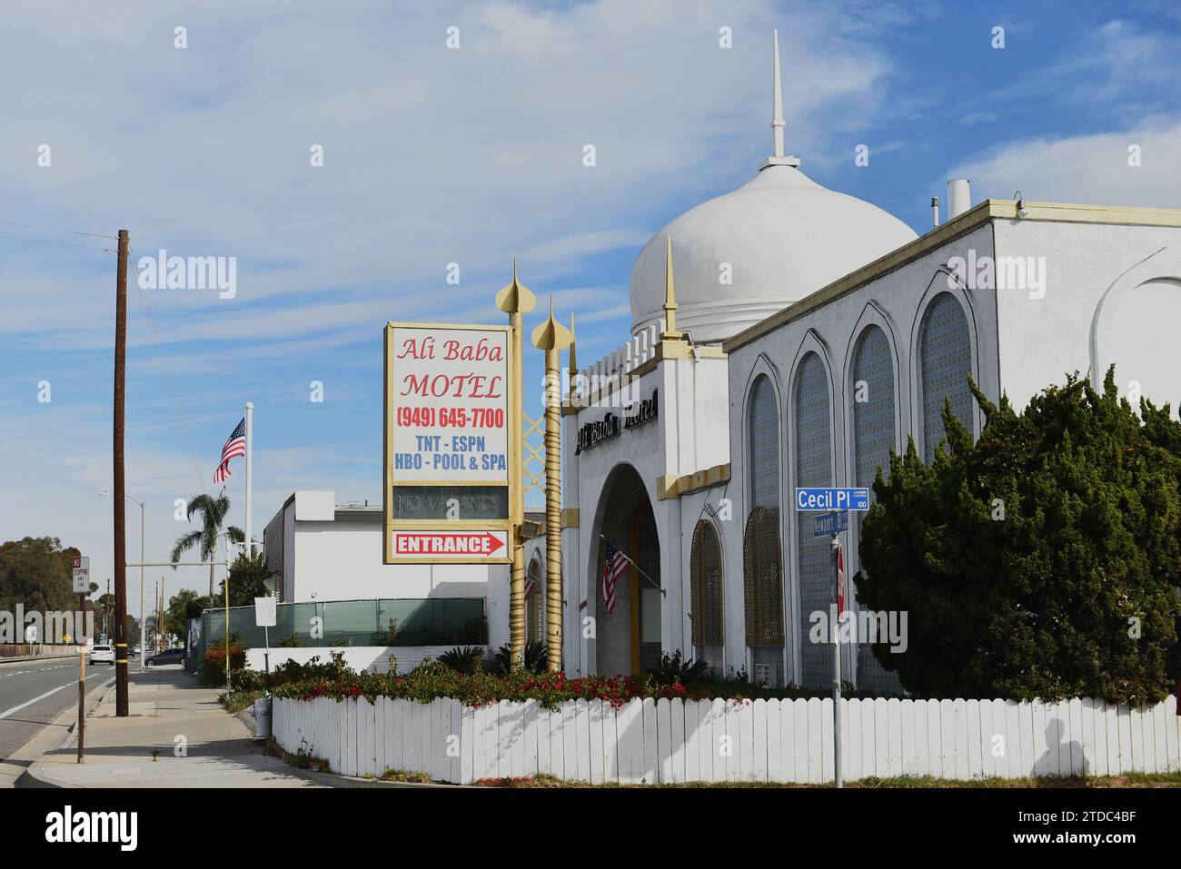 COSTA MESA, CALIFORNIA - 17 dicembre 2023: Il motel Ali Baba su Newport Boulevard e Cecil Place. Foto Stock