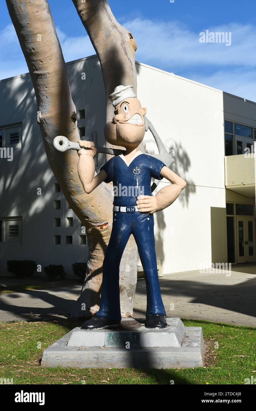 NEWPORT BEACH, CALIFORNIA - 17 dicembre 2023: Tommy Tar, statua di Sailor Mascot nel campus della Newport Harbor High School. Foto Stock