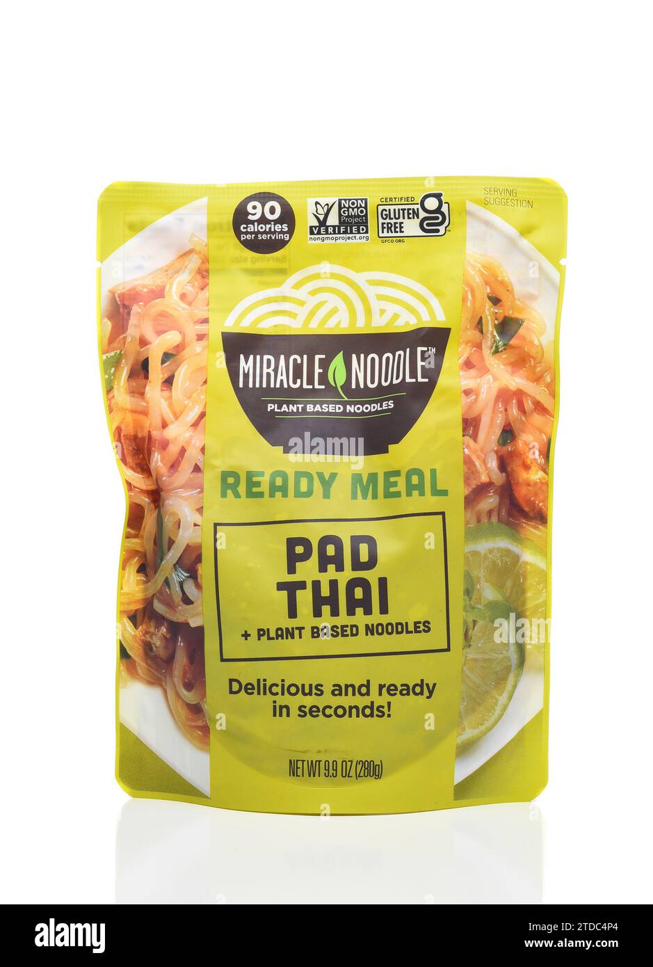IRVINE, CALIFORNIA - 13 DEC 2023: Un pacchetto di Miracle Noodle Pad Thai, realizzato con spaghetti a base vegetale. Foto Stock