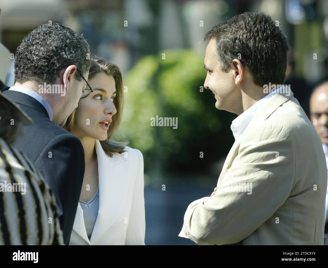 Madrid, 27 giugno 2004. Sua altezza reale il principe Felipe accompagnato dalla signora Letizia Ortiz accende la fiamma olimpica al cancello di Alcalá. Nell'immagine: Con Ruiz Gallardón e Zapatero. Foto: Ignacio Gil. Crediti: Album / Archivo ABC / Ignacio Gil Foto Stock