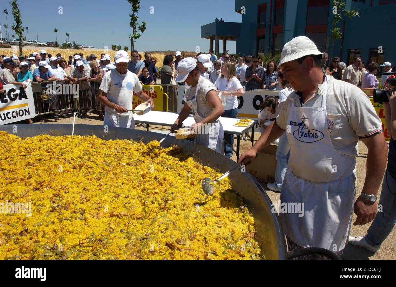 05/10/2003. JM Serrano. 10. 5. 03. Siviglia. Paella gigante all'ippodromo dos Hermanas. Crediti: Album / Archivo ABC / Juan Manuel Serrano Becerra Foto Stock