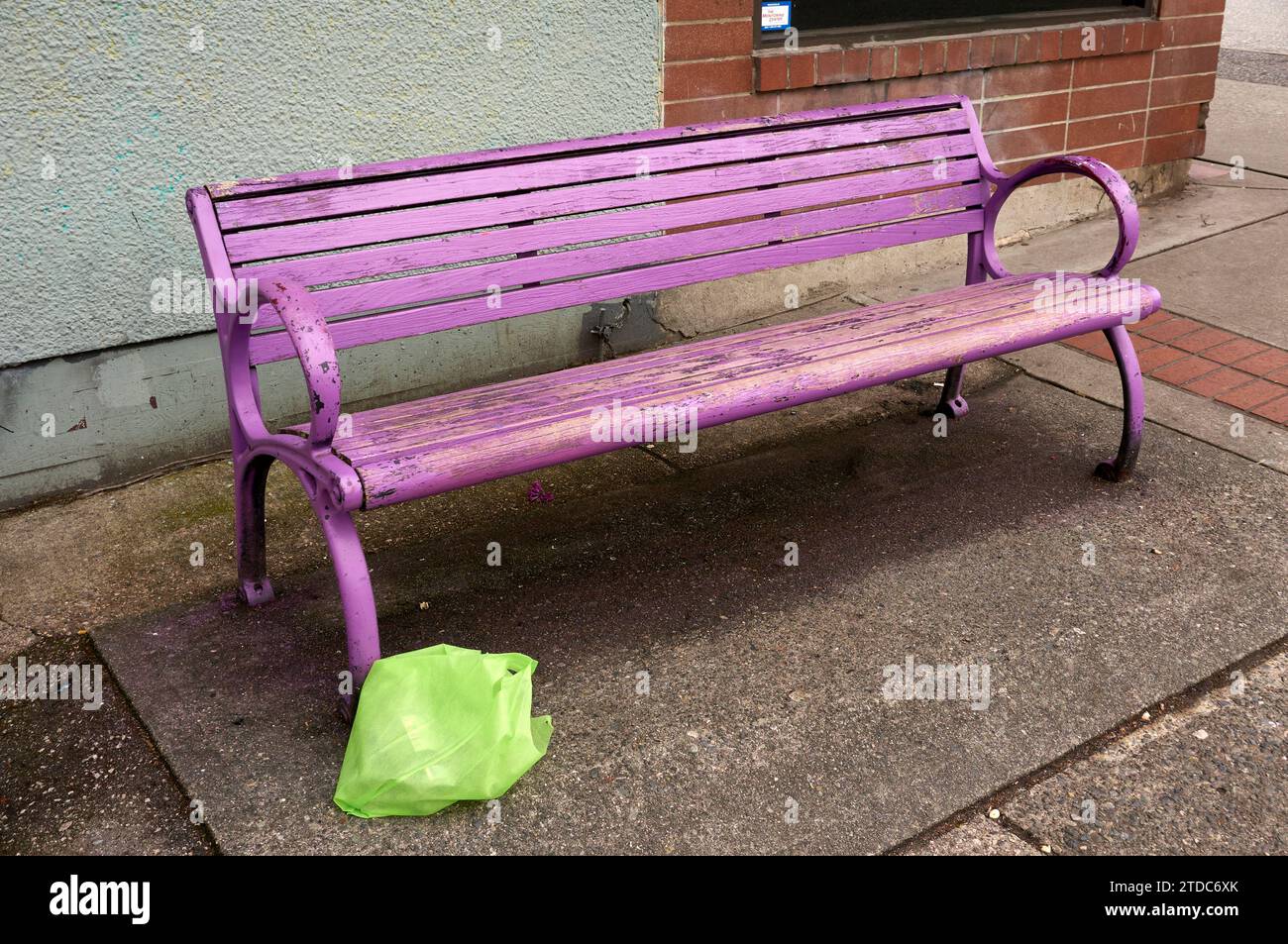 Sacchetto di plastica verde lime e banco di legno viola vuoto Foto Stock