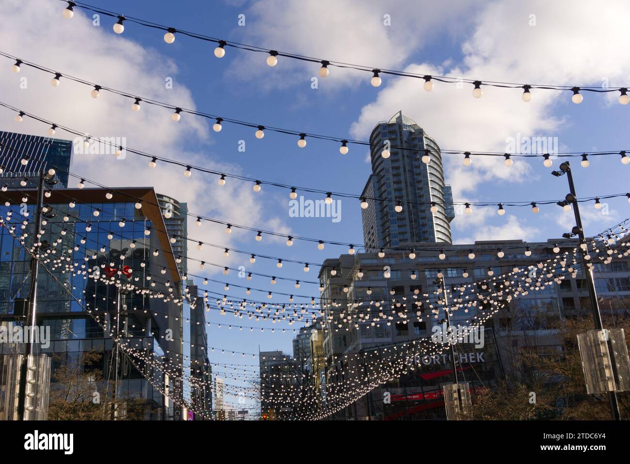 Trefoli di luci decorative da soffitto a Robson Square nel centro della British Columbia, Canada Foto Stock