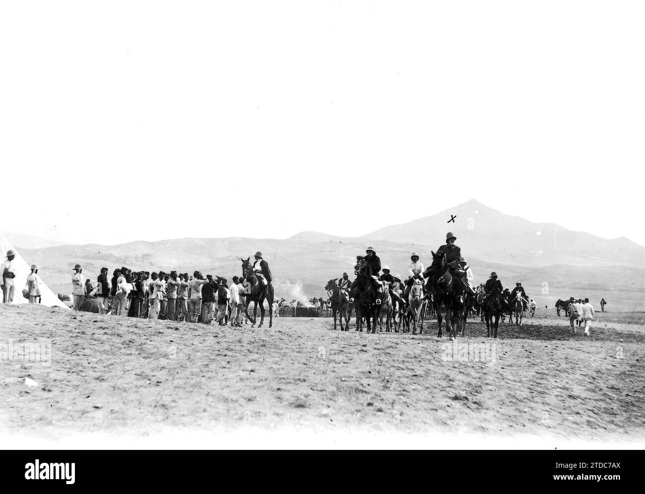 09/30/1911. Il Ministro della Guerra (X) entrando nel campo di Ishafen accompagnato dal suo Stato maggiore.- foto: Ruiz. Crediti: Album / Archivo ABC Foto Stock