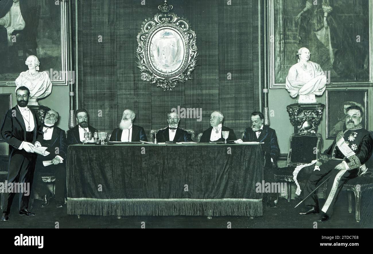 02/02/1907. Madrid. Accademia reale di Belle Arti di San Fernando. Accoglienza di Luis Menéndez Pidal (1), Presidente Adolfo Fernández Casanova (2), Alejandro Pidal (3), José Esteban Lozano (4), Enrique Serrano Fatigati (5), Alejandro Ferrant (6), Ángel Avilés (7), Antonio García Alix (8). Crediti: Album / Archivo ABC Foto Stock