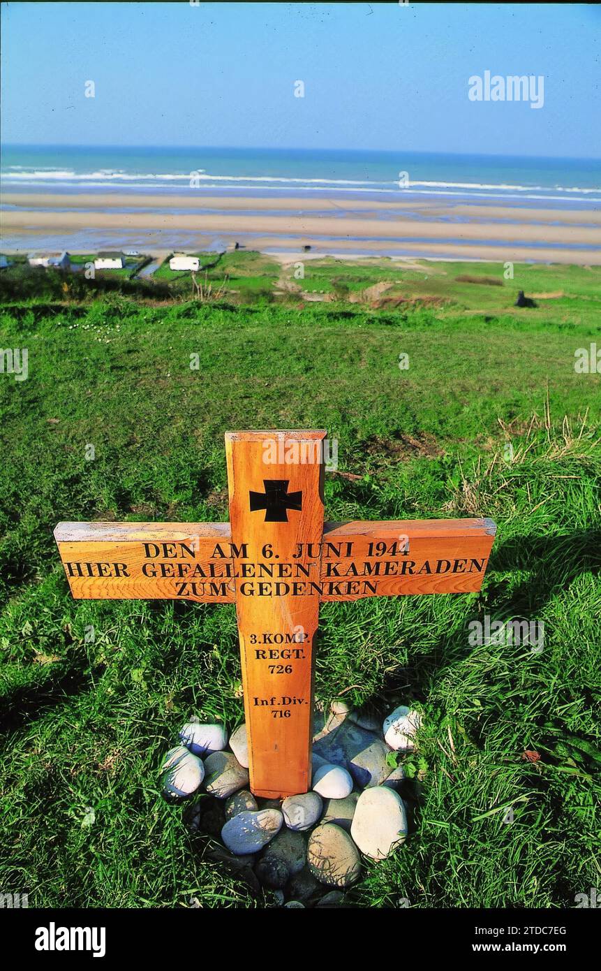 04/30/1994. Un segno di riconciliazione, una croce tedesca su una spiaggia della Normandia. Crediti: Album / Archivo ABC / José Luis Álvarez Foto Stock