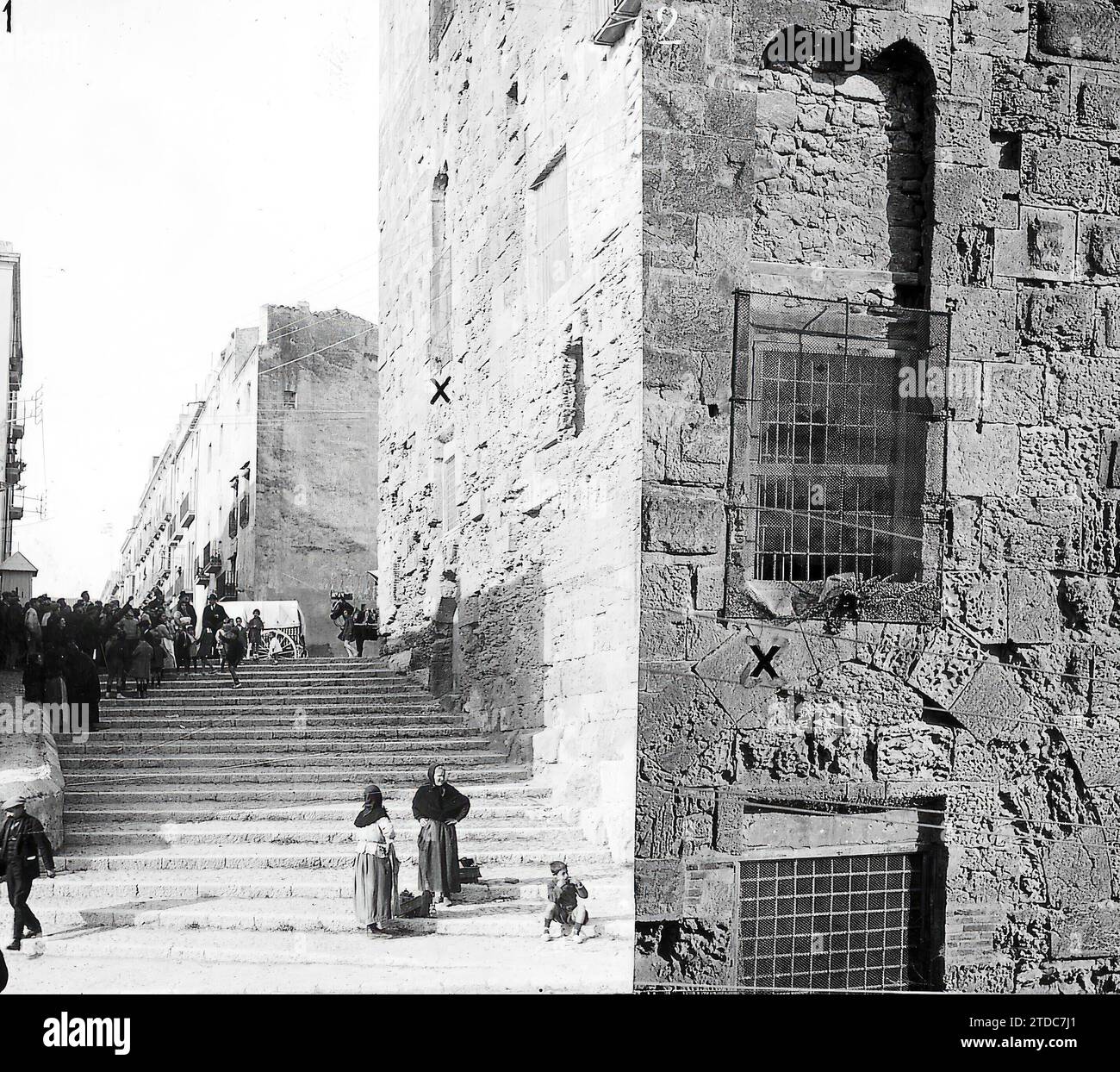 01/12/1926. Tarragona. Prigioniero fuga. 1. Gruppo di curiosi di fronte all'edificio della prigione, commentando l'evasione. 2. Finestra (X) del castello di Pilato, ora prigione, attraverso la quale gli otto detenuti sono fuggiti dopo aver tagliato la recinzione. (Foto Vallve). Crediti: Album / Archivo ABC Foto Stock