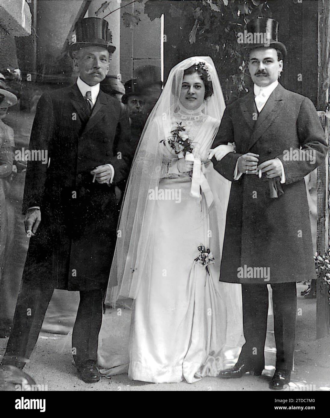 07/15/1909. Nozze aristocratiche. Miss De Espinosa de los Monteros e Don Jorge Silvela lasciano la chiesa di Jerónimos dove si sposano, accompagnati dal Padrino, Don Eduardo dato. Crediti: Album / Archivo ABC Foto Stock