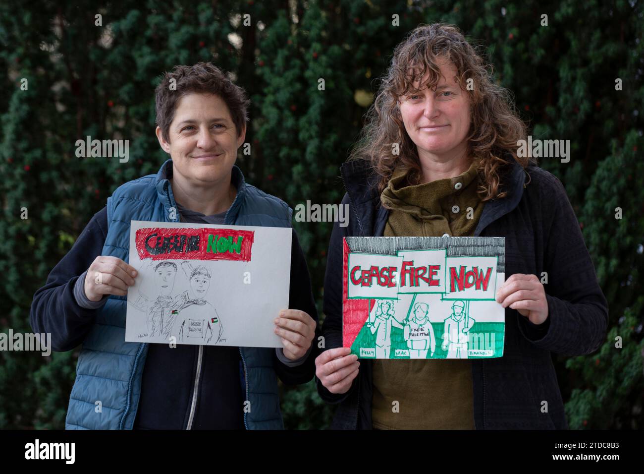 Seattle, Washington, USA. 17 dicembre 2023. Micah Ventura (a sinistra) e Kelly Sommerfeld posano con i loro disegni che saranno consegnati al senatore di Washington Patty Murray al Rainier Arts Center. Jewish Voice for Peace ha organizzato l'evento Portraits for Palestine a sostegno di un cessate il fuoco a Gaza. Credito: Paul Christian Gordon/Alamy Live News Foto Stock