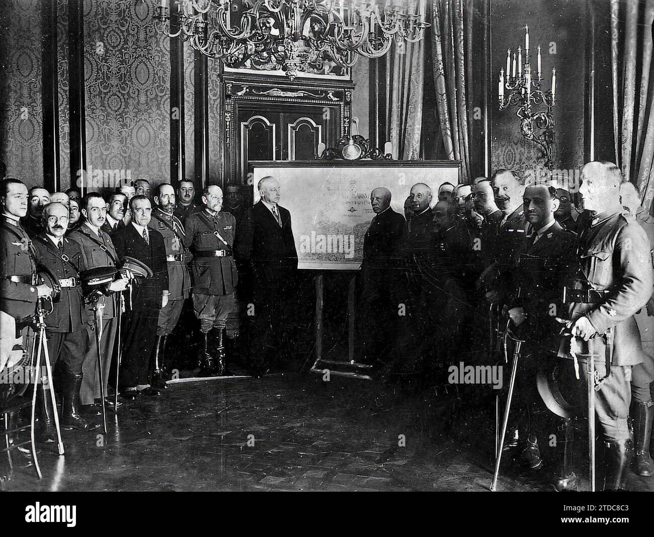 12/29/1927. Madrid. Al Ministero della Guerra: Il capo del governo, generale Cousin de Rivera (X), all'evento Serle. La prima copia di una nuova mappa del Marocco fu consegnata dal colonnello responsabile del deposito di guerra. Crediti: Album / Archivo ABC / José Zegri Foto Stock