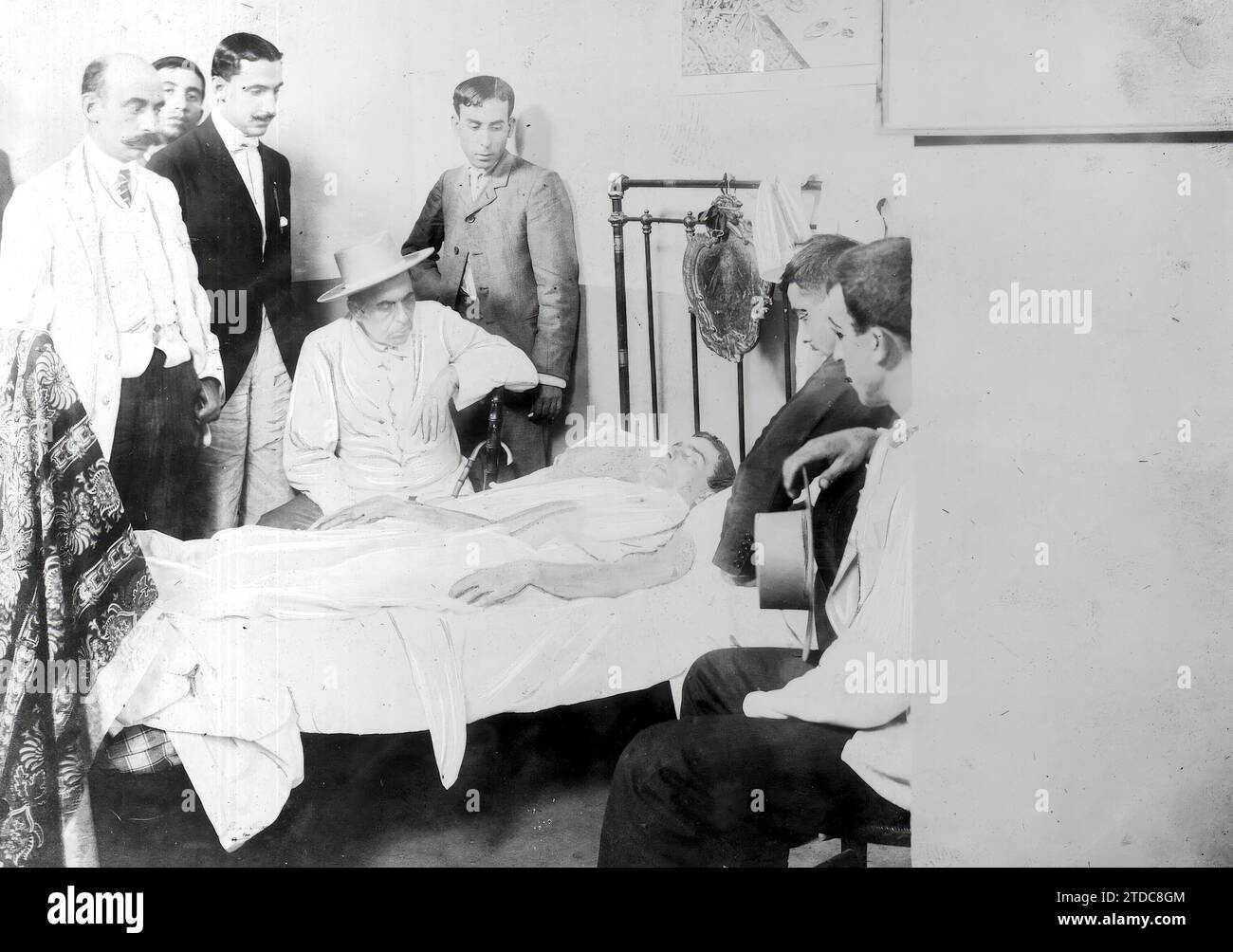 08/08/1907. Scattata a San Lucar de Barrameda, da Faustino Posadas, foto scattata 6 ore prima della sua morte, quella alla sua sinistra con un cappello è il padre, ai suoi piedi i dottori José López Ballesteros, e Mr. Amoronis - foto Manuel Lagomasini. Crediti: Album / Archivo ABC Foto Stock