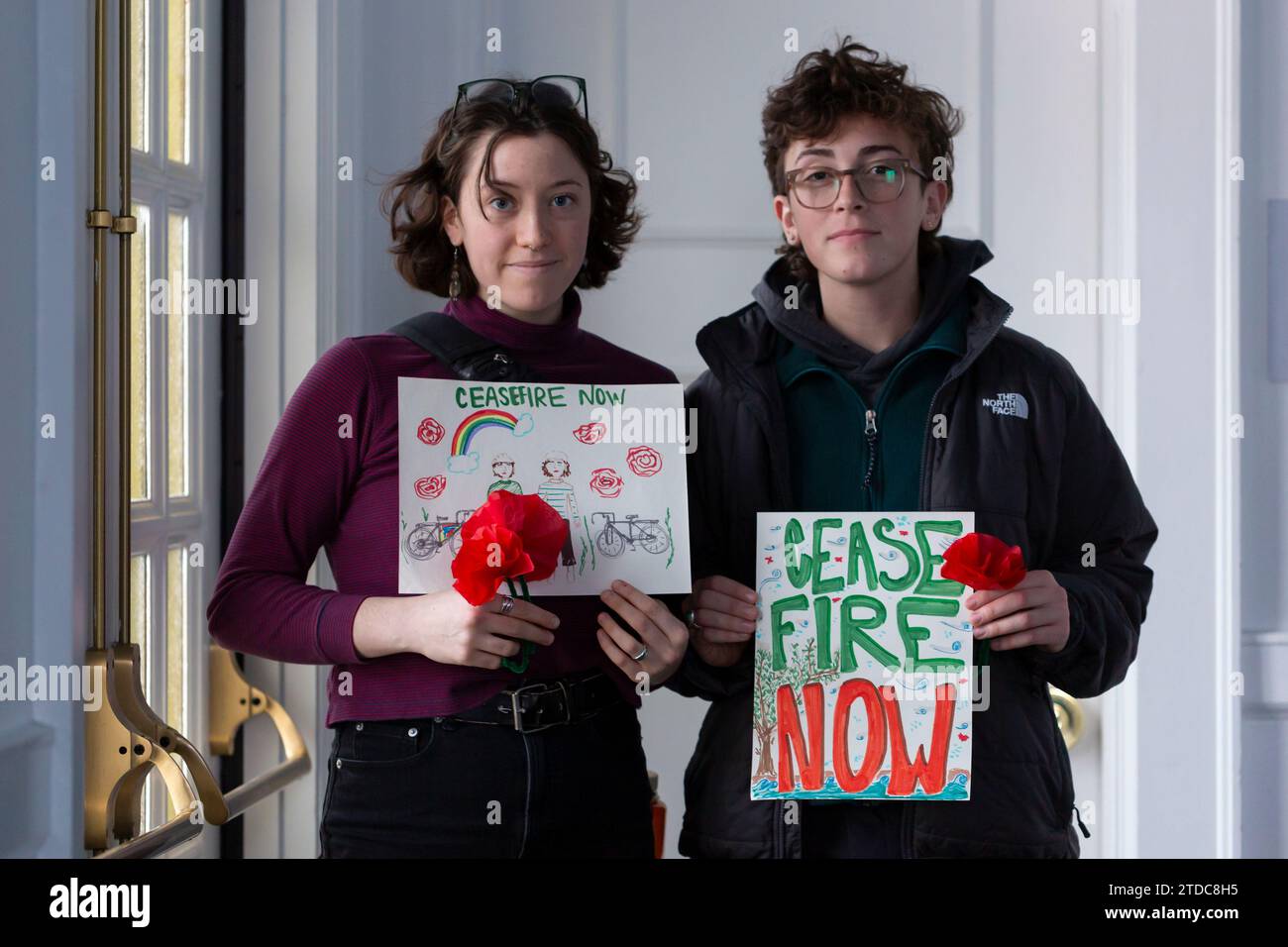 Seattle, Washington, USA. 17 dicembre 2023. Marie Gallagher (a sinistra) ed Emily Zonder posano con i loro disegni che saranno consegnati al senatore di Washington Patty Murray al Rainier Arts Center. Jewish Voice for Peace ha organizzato l'evento Portraits for Palestine a sostegno di un cessate il fuoco a Gaza. Credito: Paul Christian Gordon/Alamy Live News Foto Stock