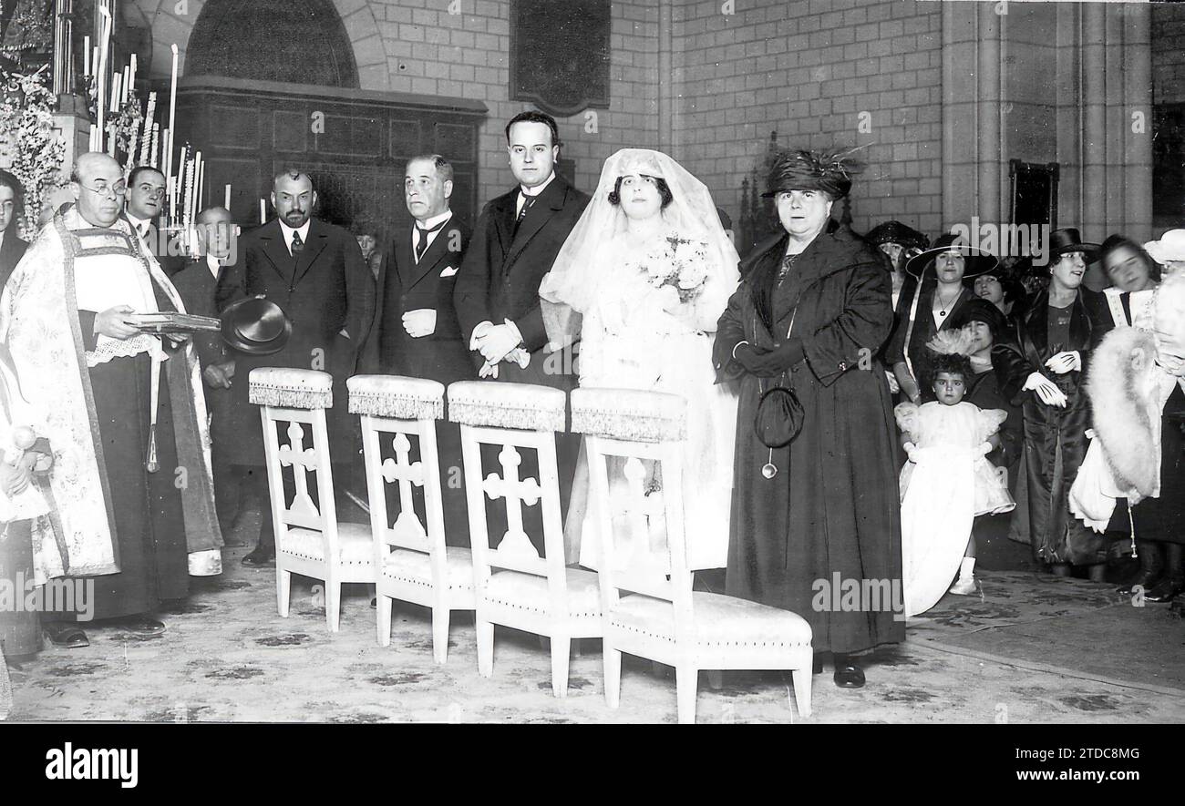 01/05/1921. Madrid. Nella chiesa di Santa Cruz. Matrimonio della signorina Pepita Palma, figlia del vicedirettore della Banca di credito spagnola, con il signor Florencio Rodriguez. Crediti: Album / Archivo ABC / Julio Duque Foto Stock