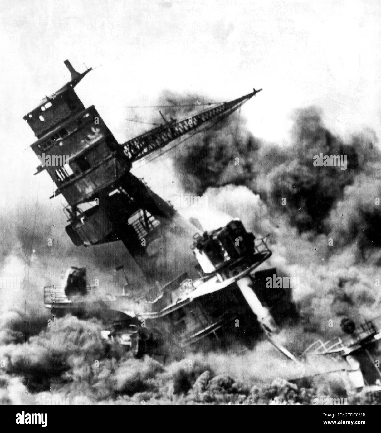 12/06/1941. La Marina imperiale giapponese attaccò, senza una precedente dichiarazione di guerra, il porto di Pearl Harbor. 13 navi e 188 aerei distrutti e 2.403 militari e 63 civili morti fu l'equilibrio dell'attacco che segnò l'ingresso degli Stati Uniti nella guerra e l'inizio delle ostilità nel Pacifico. In The Image, distruzione della corazzata Arizona. Crediti: Album / Archivo ABC Foto Stock