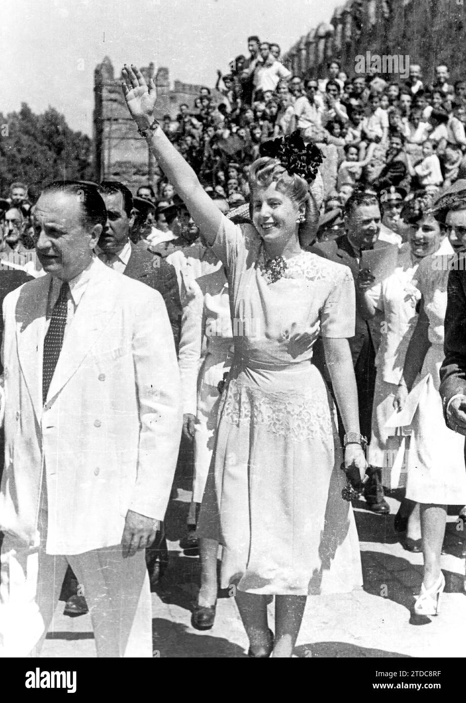 Eva Duarte de Perón durante la sua visita ufficiale in Spagna nel giugno 1947. Nell'immagine, a Siviglia. Crediti: Album / Archivo ABC / Serrano Foto Stock