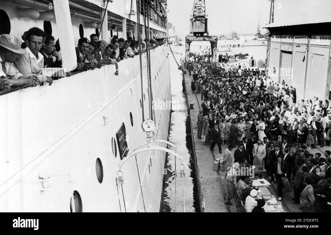 12/31/1965. Un aspetto del molo durante l'imbarco degli emigranti spagnoli. (Timbro: Graphic Information J. Cabrelles Sigüenza. C/Joaquín Costa, 55. Valencia. Tel. 76813). Crediti: Album / Archivo ABC / J. Cabrelles Siguenza Foto Stock