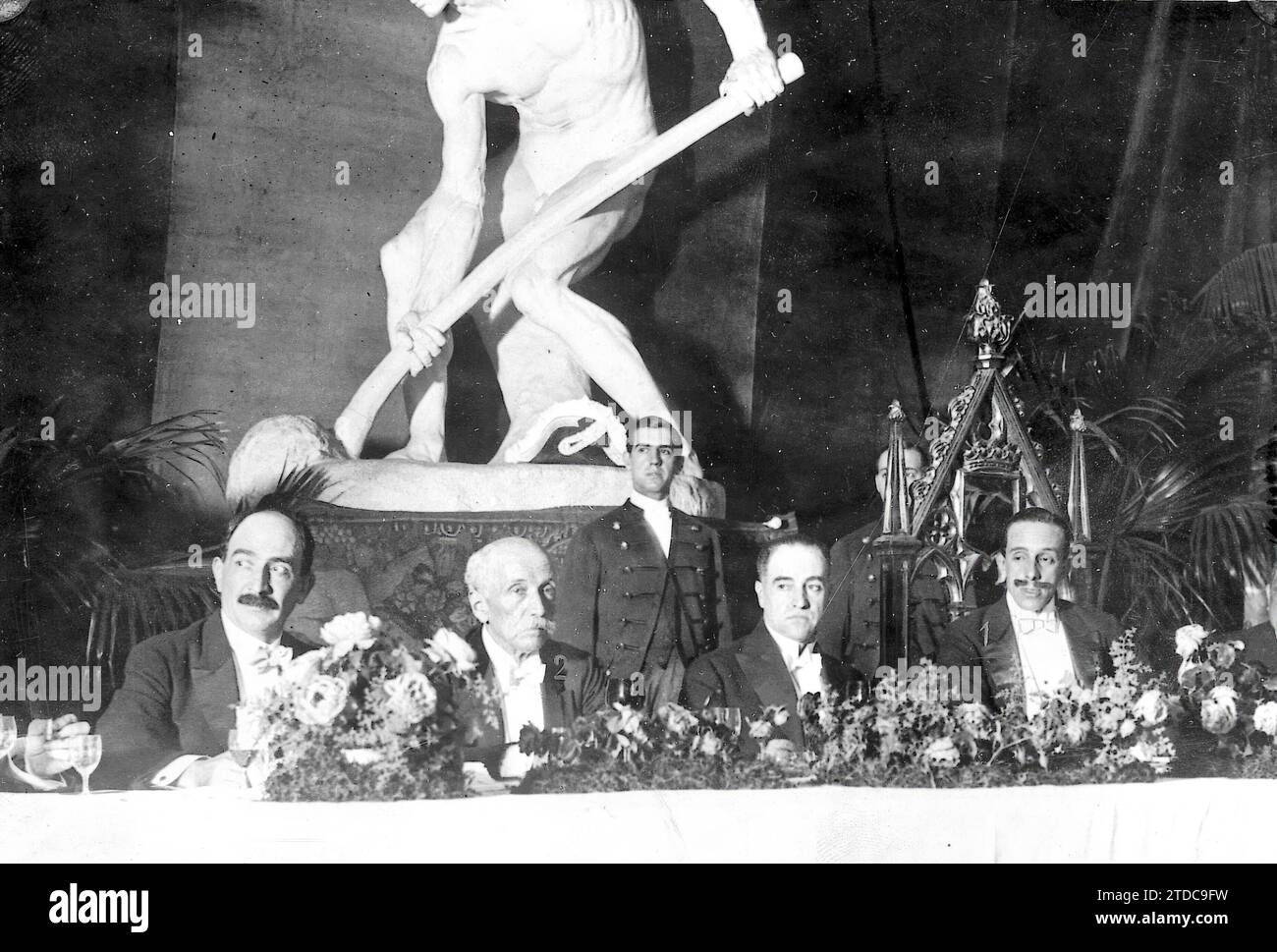 06/27/1920. Dal viaggio del re a Barcellona. Il Monarca (X) con il Sig. Eduardo dato (2), alla presidenza del banchetto tenuto presso la casa Lonja del Mar come regalo per le entità economiche della Catalogna. Crediti: Album / Archivo ABC / Julio Duque Foto Stock