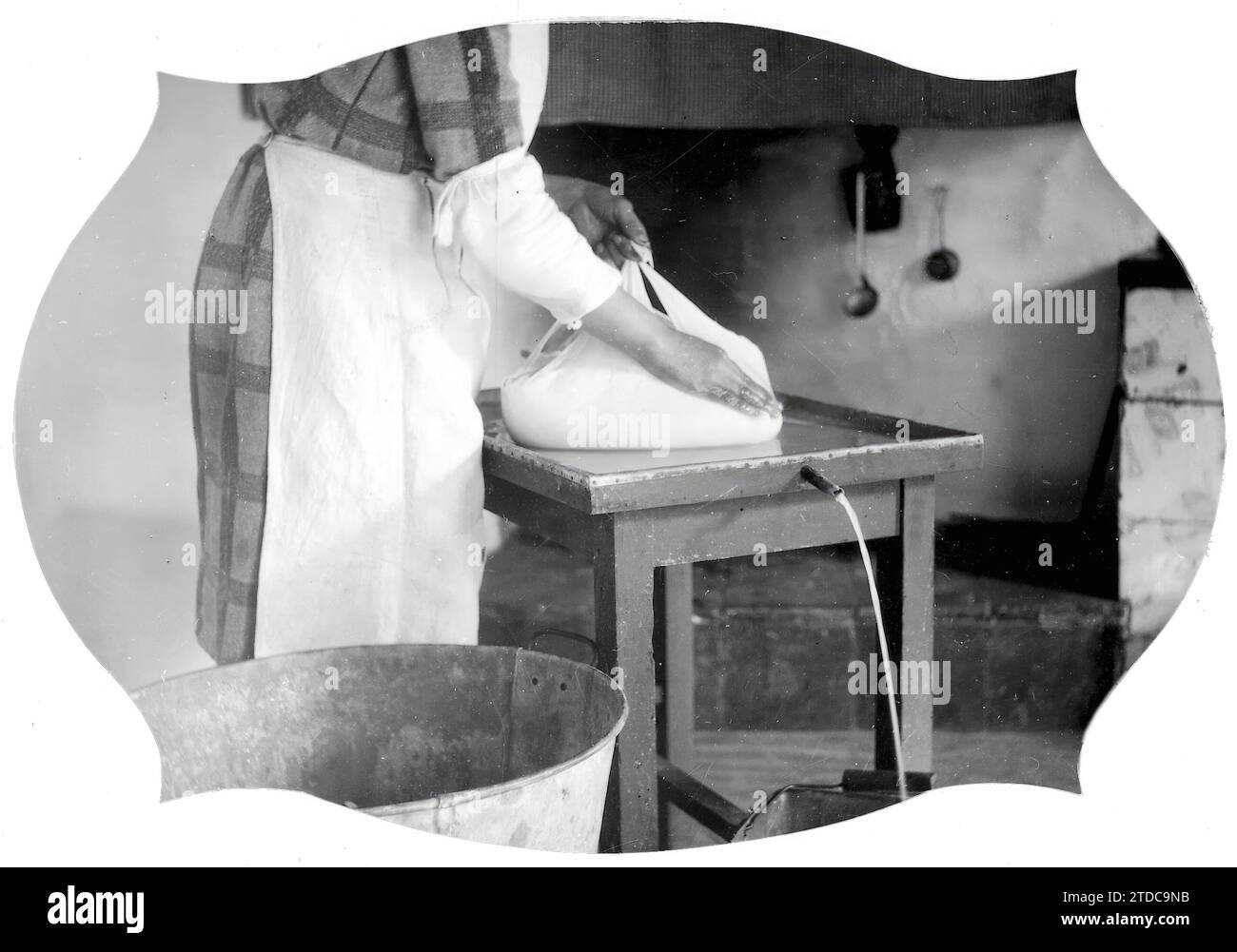 01/01/1930. Preparazione artigianale del formaggio in un caseificio degli anni '1930 Crediti: Album / Archivo ABC Foto Stock