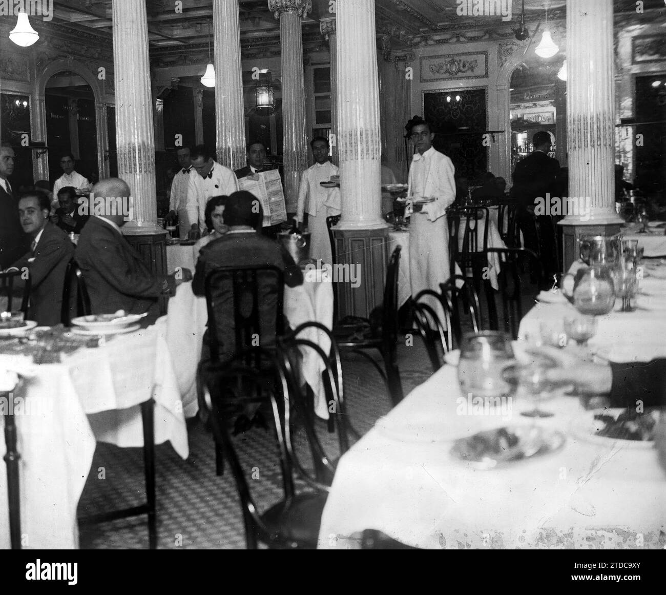 12/31/1919. People in a Cafe - Data approssimativa. Crediti: Album / Archivo ABC / J. Luque Foto Stock