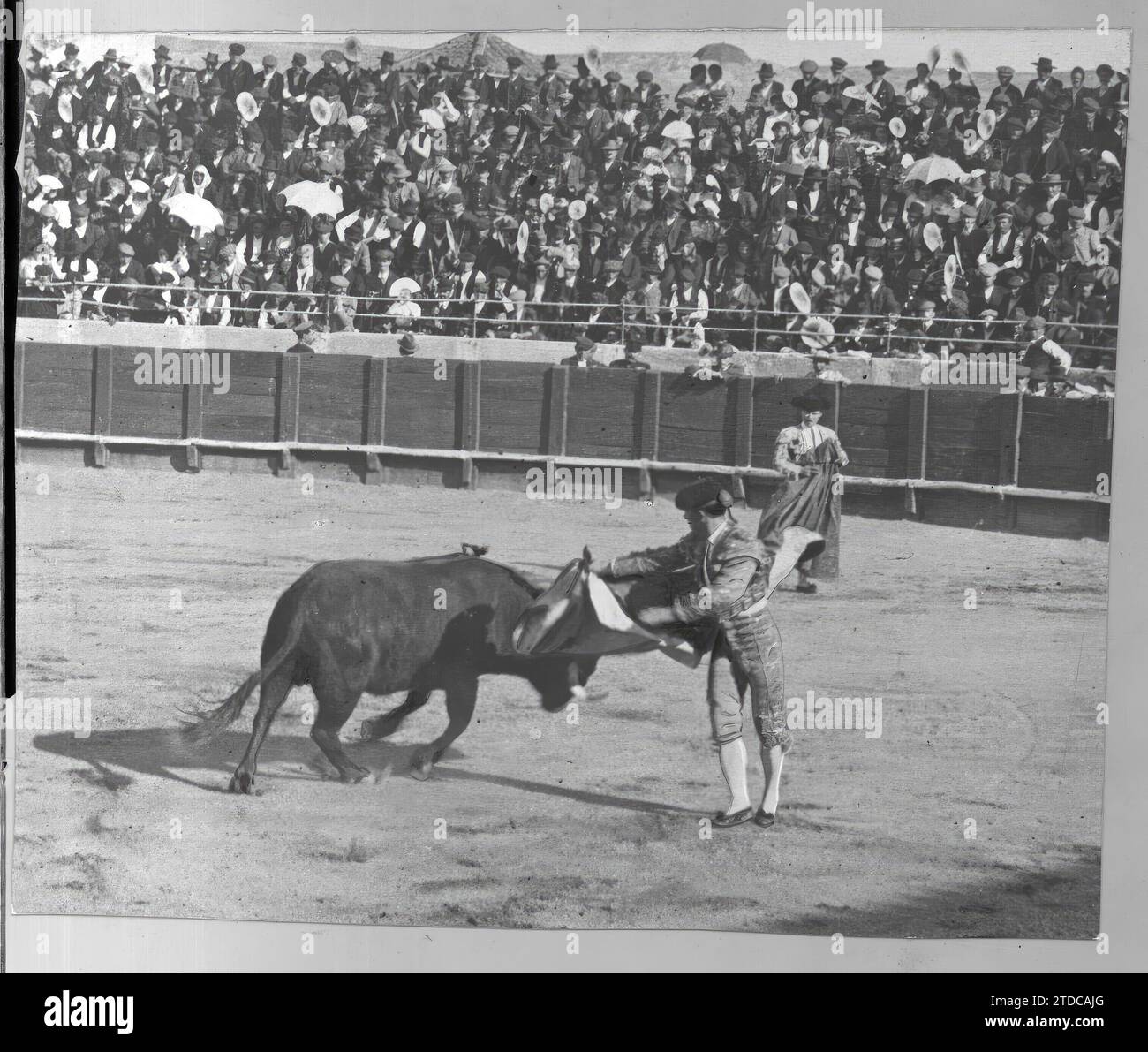 10/19/1909. Machaquito regala un brillante set di Capas al terzo Bull. Crediti: Album / Archivo ABC Foto Stock