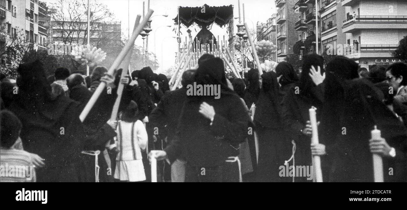 La sete, dal venerdì della passione al mercoledì Santo. La fratellanza della sete effettua la partenza processionale per l'ultima volta il venerdì della passione, 17 marzo. Lo fa per le strade del quartiere. La Vergine della consolazione Lucia sul petto, un pettorale che il buon Cardinale Monreal aveva donato. Dopo nove anni di esempio come fratellanza di gloria, l'autorità ecclesiastica approva le sue regole come fratellanza di Nazareni l'8 ottobre. La sua tunica, con una cassoca nera e una maschera, con un mantello bianco e una cintura, è organizzata e non ammette Foto Stock
