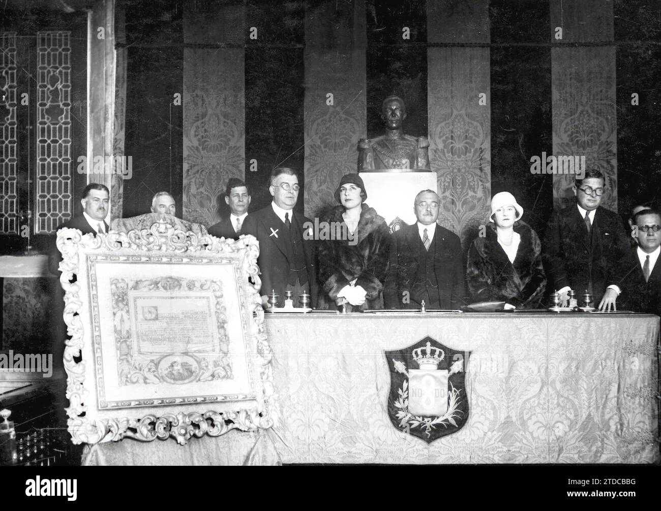 11/01/1928. Siviglia. Nel municipio. Accoglienza e omaggio all'ambasciatore cubano Fernando Ortiz e Rafael Gonzalez Abreu con consegna di una pergamena a quest'ultimo, per la splendida donazione di oggetti d'arte deliziosi al museo e fondatore del museo cubano di Triana. Crediti: Album / Archivo ABC / Juan Barrera Foto Stock