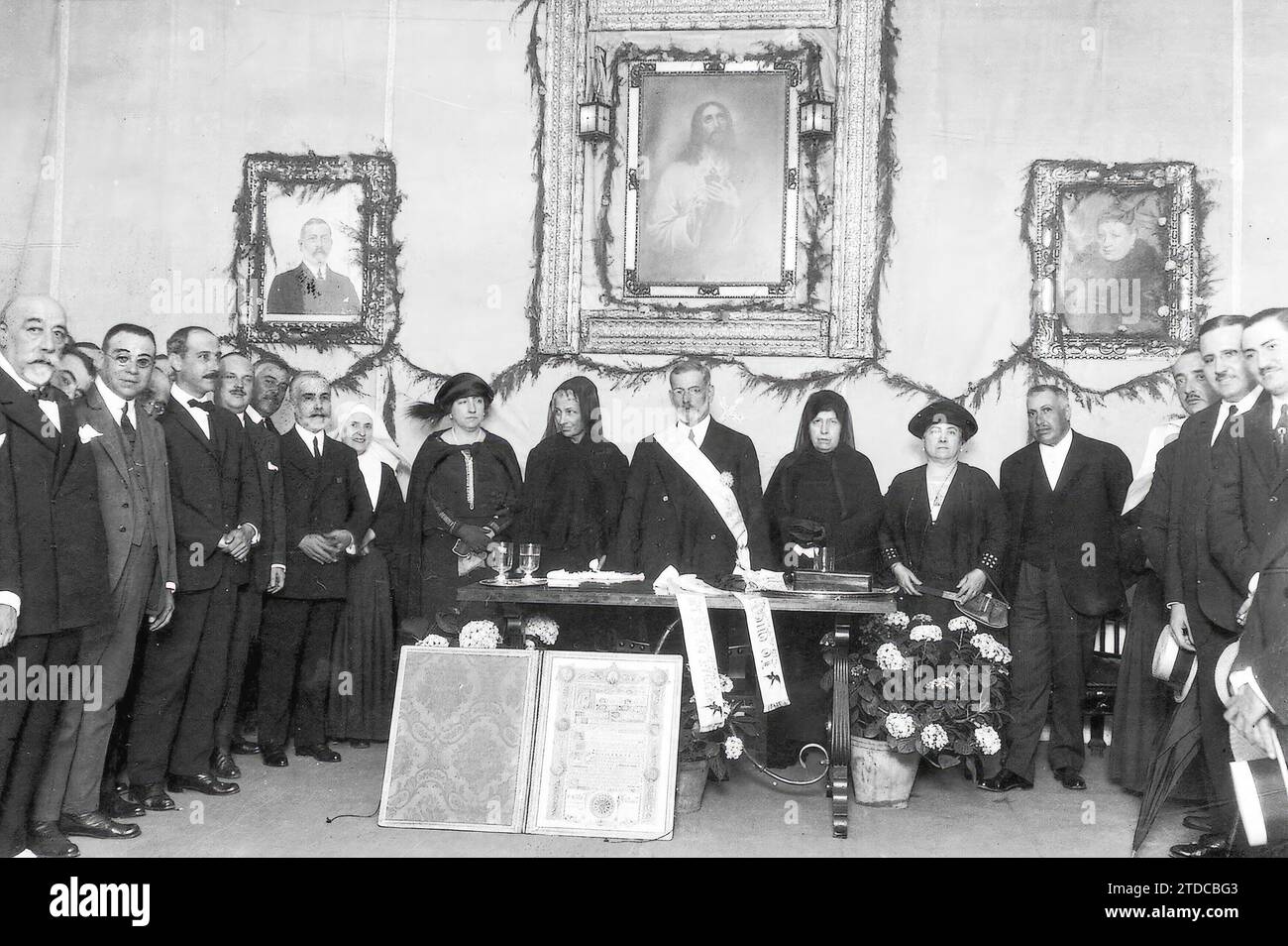 06/03/1922. Siviglia. Nel Protettorato dei bambini. Omaggio a Pedro Fernandez Palacios (X) in occasione dell'imposizione della grande croce della Carità, con la quale è stato premiato per il suo altruismo a favore dei bambini protetti nei due protettorati che sostiene. Crediti: Album / Archivo ABC / Juan Barrera Foto Stock