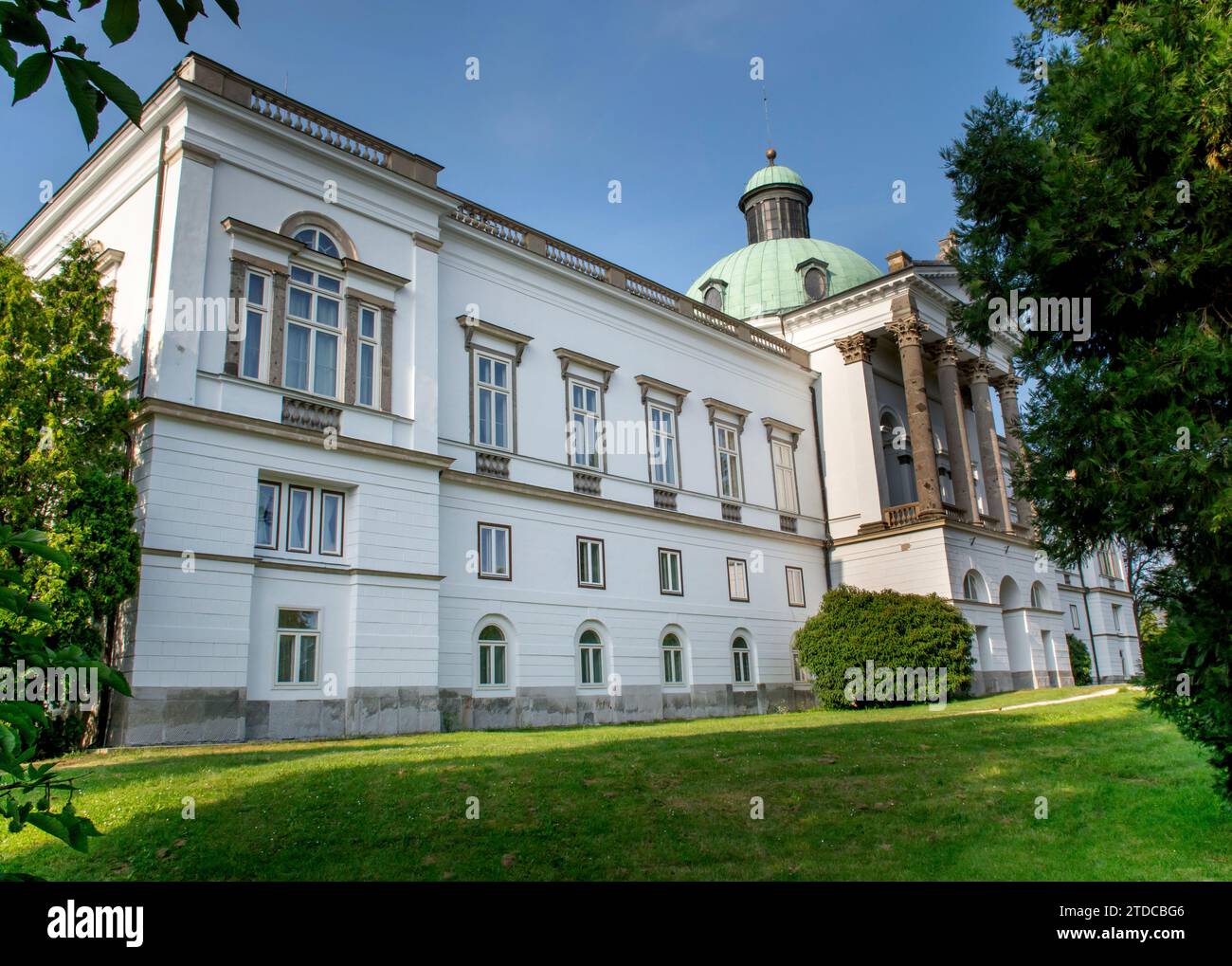 Maniero in stile classico e castello nel parco di Topolcianky. Slovacchia. Foto Stock