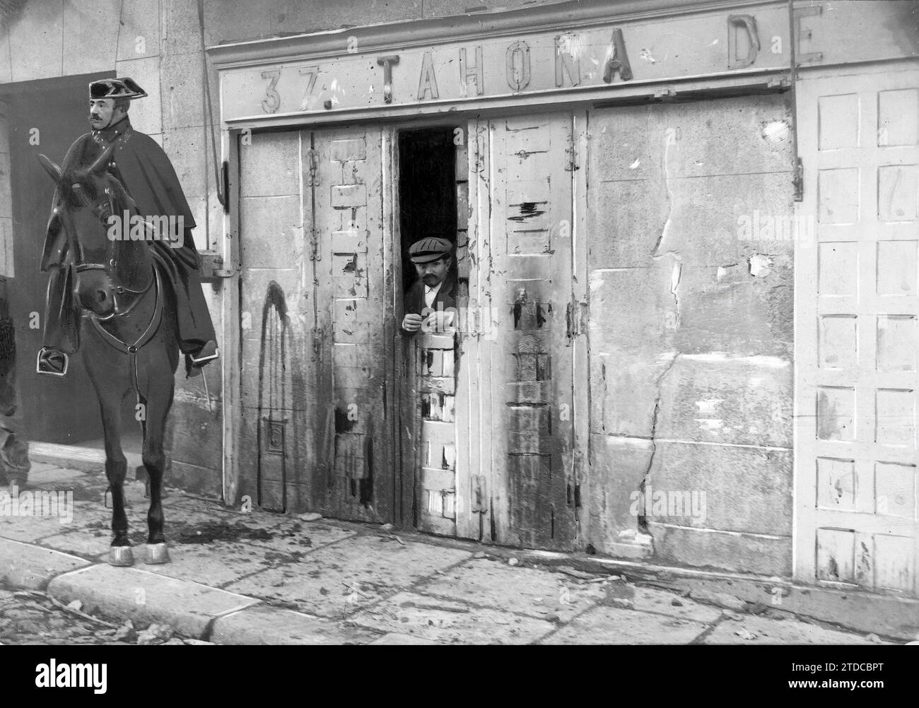 Madrid, 21/01/1907. La panetteria attaccata dai manifestanti in Santa Isabel Street. Alla porta, il direttore dell'establishment che ha respinto l'assalto. Crediti: Album / Archivo ABC Foto Stock