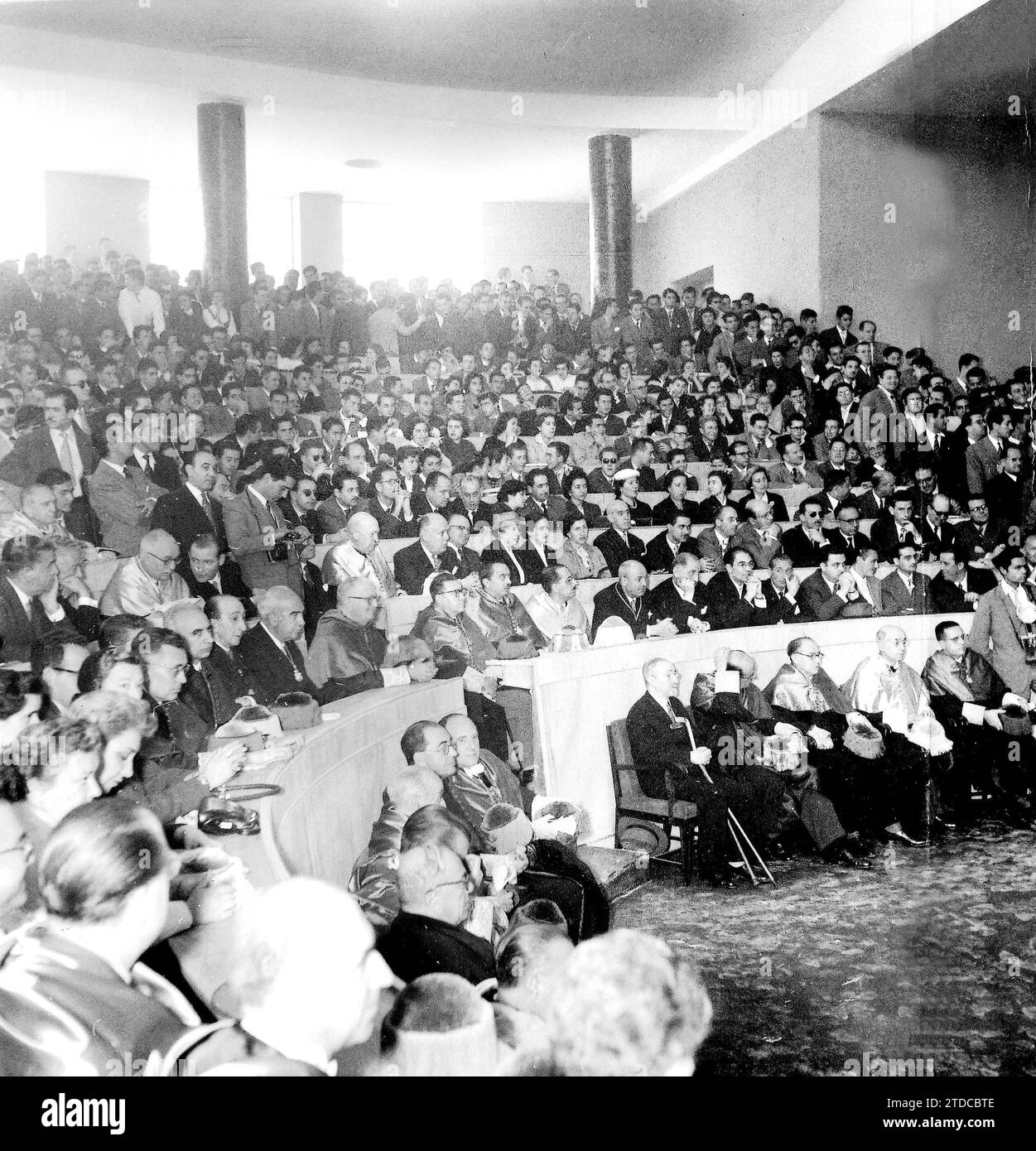 Aula magna durante la solenne sessione di apertura del corso universitario 1956-57, tenuto sotto la presidenza del Ministro dell'Educazione Nazionale, Don Jesús Rubio. Con l'entrata in servizio del nuovo edificio, benedetto dal patriarca vescovo della diocesi, la città universitaria integra nel suo campus un altro ramo dell'istruzione superiore e non, tra l'altro, quelli con una popolazione studentesca più piccola. La sua costruzione ha costituito un vero e proprio "record", poiché sono trascorsi solo sei mesi da quando i lavori sono iniziati lo scorso aprile fino al suo completo completamento. Crediti: Album / Archivo ABC / Manuel Foto Stock